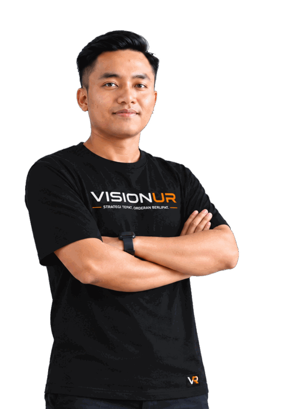 Wahyu Nur Iman, founder VISIONUR, berpose dengan tangan bersilang memakai kaos VISIONUR